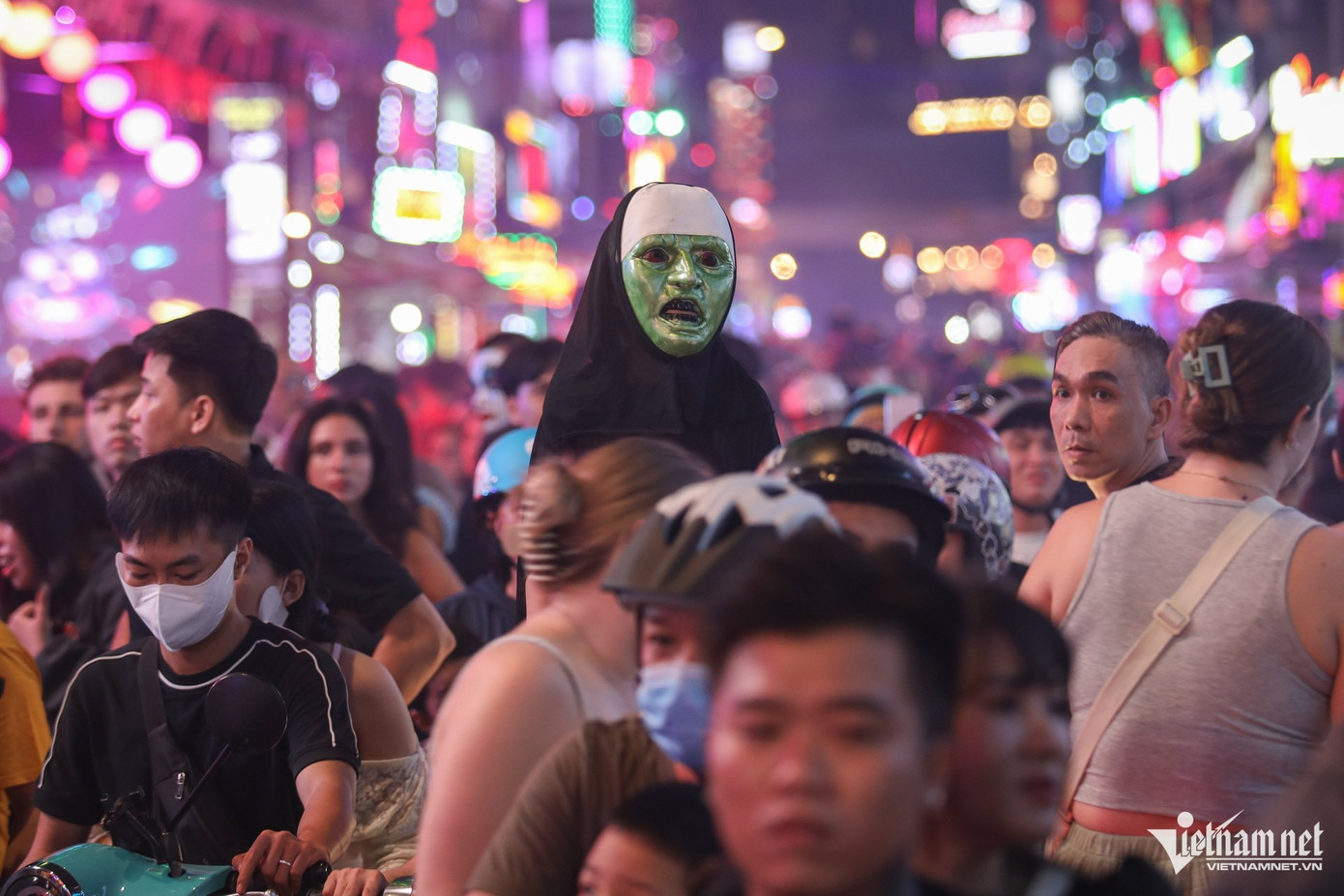 Một em bé được người thân kiệu lên cao thoát khỏi đám đông chật kín phố đi bộ Bùi Viện Một em bé được người thân kiệu lên cao thoát khỏi đám đông chật kín phố đi bộ Bùi Viện