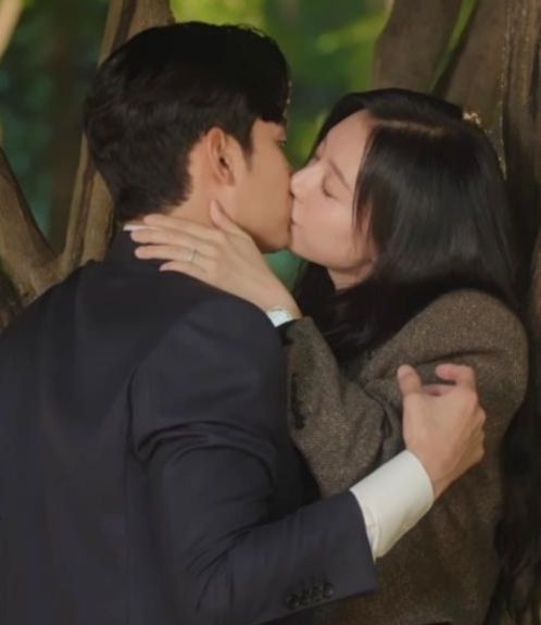 Queen of Tears và Lovely Runner đều là phim về tình yêu đôi lứa.