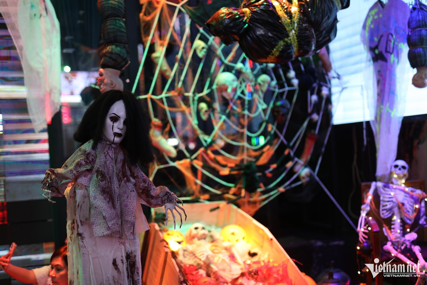 Theo văn hóa phương Tây, Halloween được tổ chức đầu tiên vào đêm cuối tháng 10, tiếp theo là ngày Lễ Các Thánh (1/11) và kết thúc vào ngày Lễ Linh Hồn (2/11) Theo văn hóa phương Tây, Halloween được tổ chức đầu tiên vào đêm cuối tháng 10, tiếp theo là ngày Lễ Các Thánh (1/11) và kết thúc vào ngày Lễ Linh Hồn (2/11)