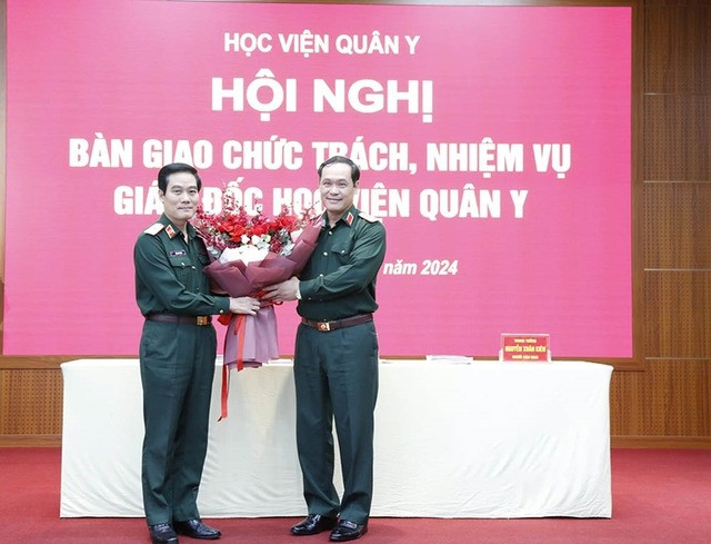 Thượng tướng Vũ Hải Sản tặng hoa chúc mừng Thiếu tướng Trần Viết Tiến. Ảnh: Chinhphu.vn. Thượng tướng Vũ Hải Sản tặng hoa chúc mừng Thiếu tướng Trần Viết Tiến. Ảnh: Chinhphu.vn.