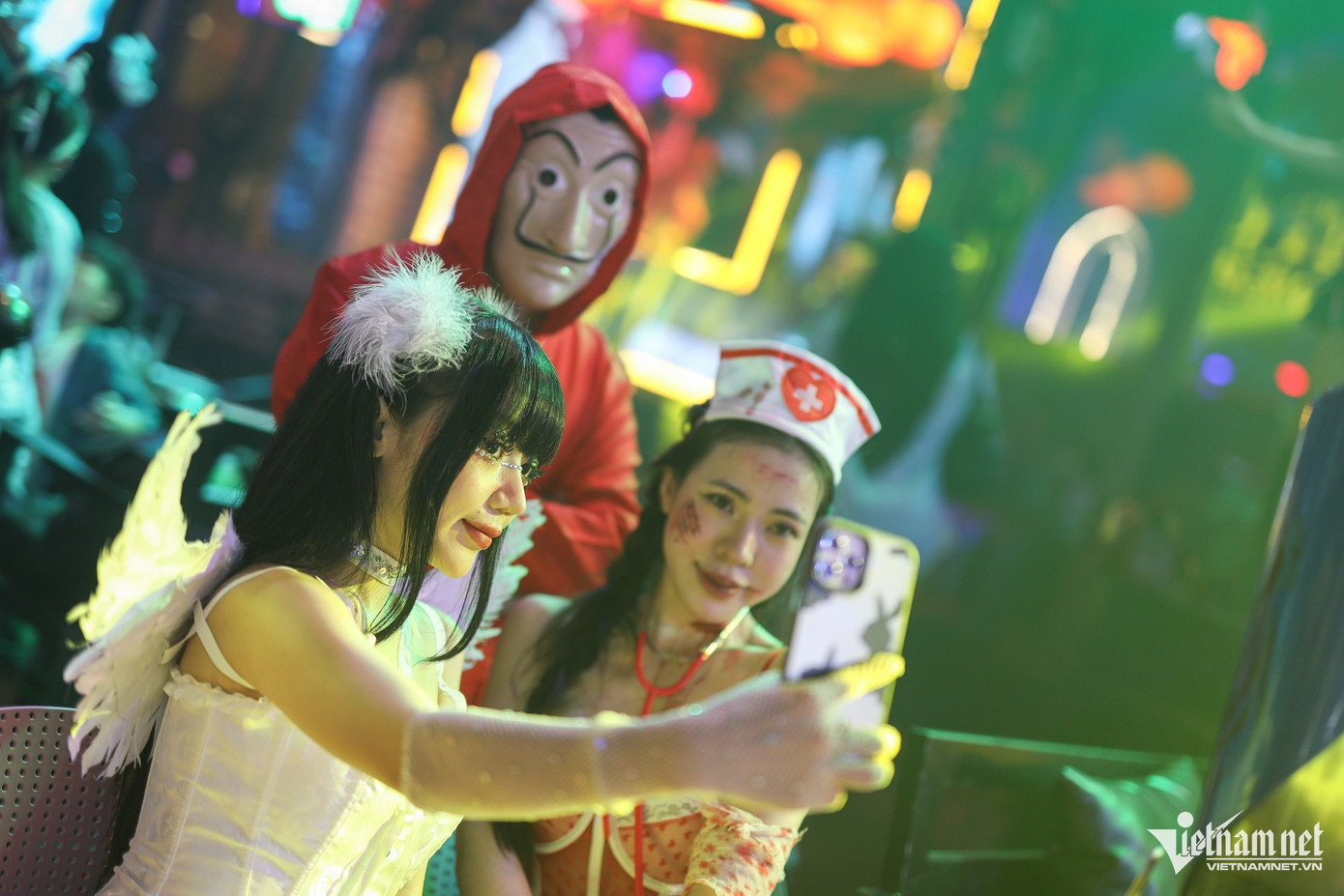 Solly (trái) cùng bạn có mặt tại đây từ 19h. Hai người tranh thủ lưu lại những khoảnh khắc đẹp trước khi lượng khách đổ về quá đông Solly (trái) cùng bạn có mặt tại đây từ 19h. Hai người tranh thủ lưu lại những khoảnh khắc đẹp trước khi lượng khách đổ về quá đông