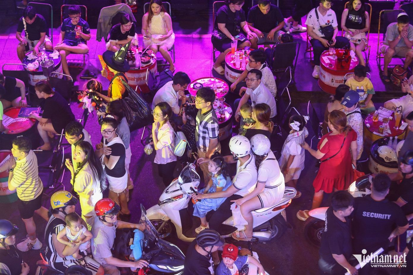 Do không rơi vào cuối tuần nên xe máy được lưu thông qua phố Bùi Viện. Trời càng về khuya, lượng phương tiện đổ về càng nhiều khiến giao thông tắc nghẽn. Do không rơi vào cuối tuần nên xe máy được lưu thông qua phố Bùi Viện. Trời càng về khuya, lượng phương tiện đổ về càng nhiều khiến giao thông tắc nghẽn.