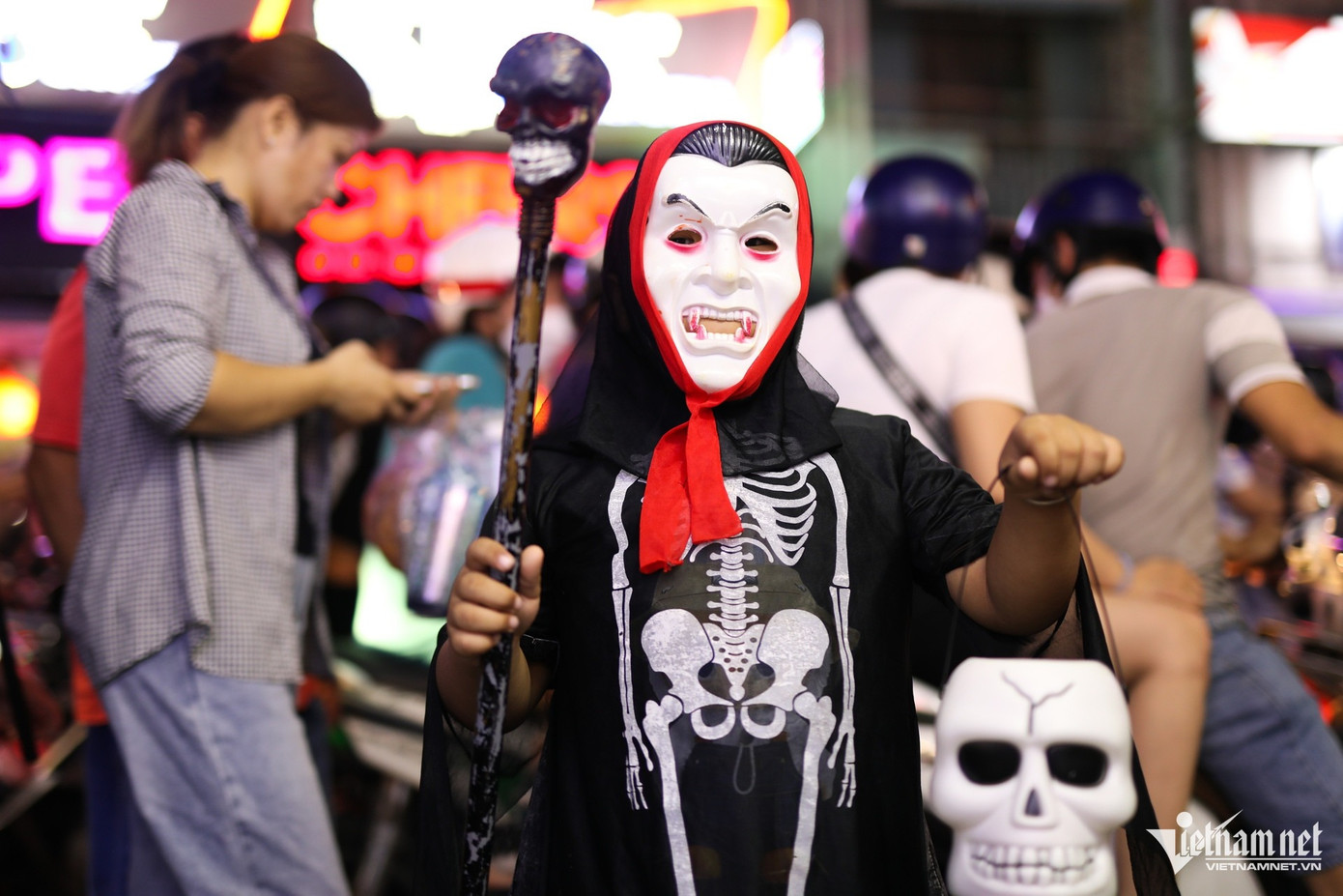 Bạn trẻ Đức Phú hóa thân thành ma cà rồng đi lại khắp phố Bạn trẻ Đức Phú hóa thân thành ma cà rồng đi lại khắp phố