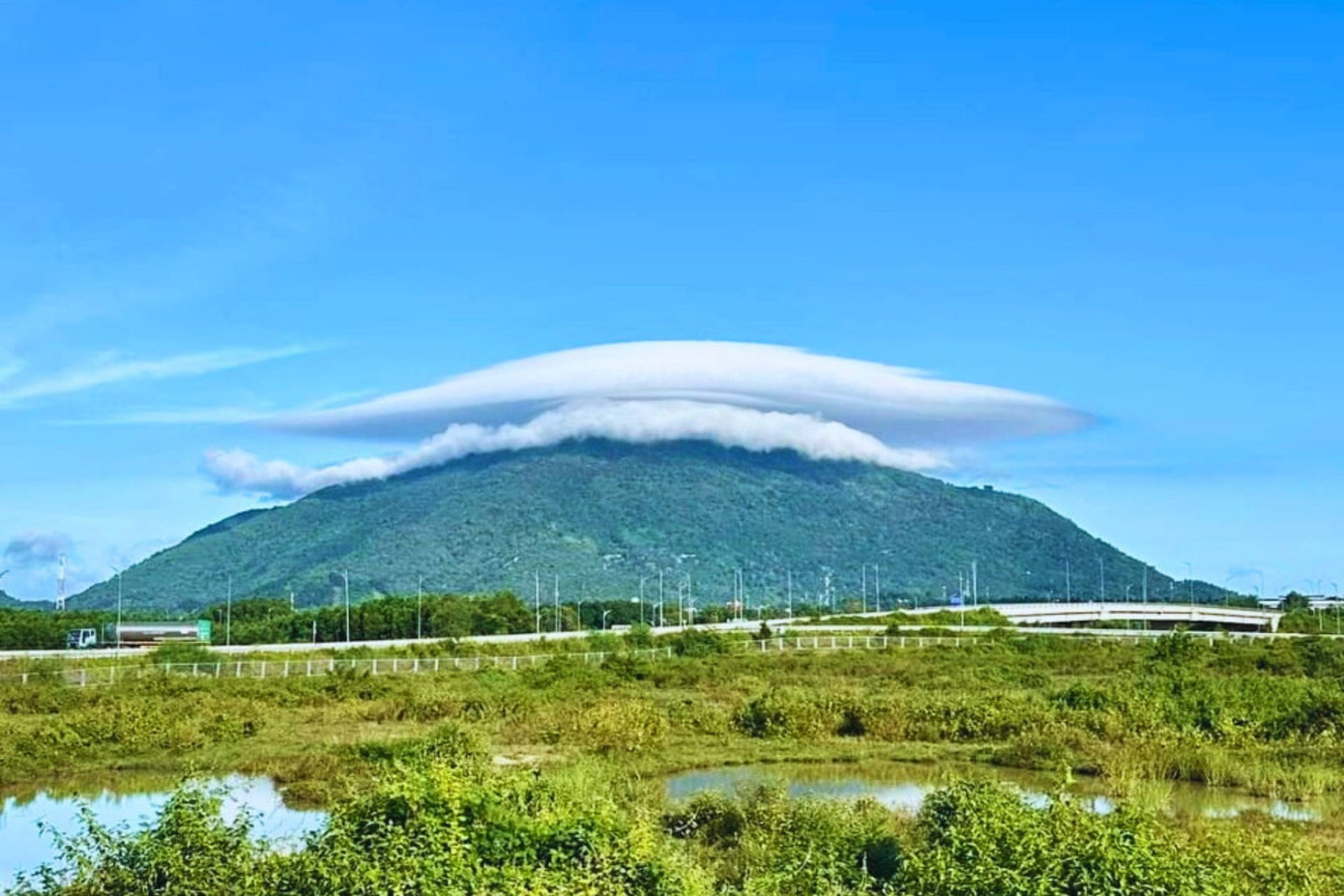 Hiện tượng mây bao phủ đỉnh núi Chứa Chan. Ảnh: N.H