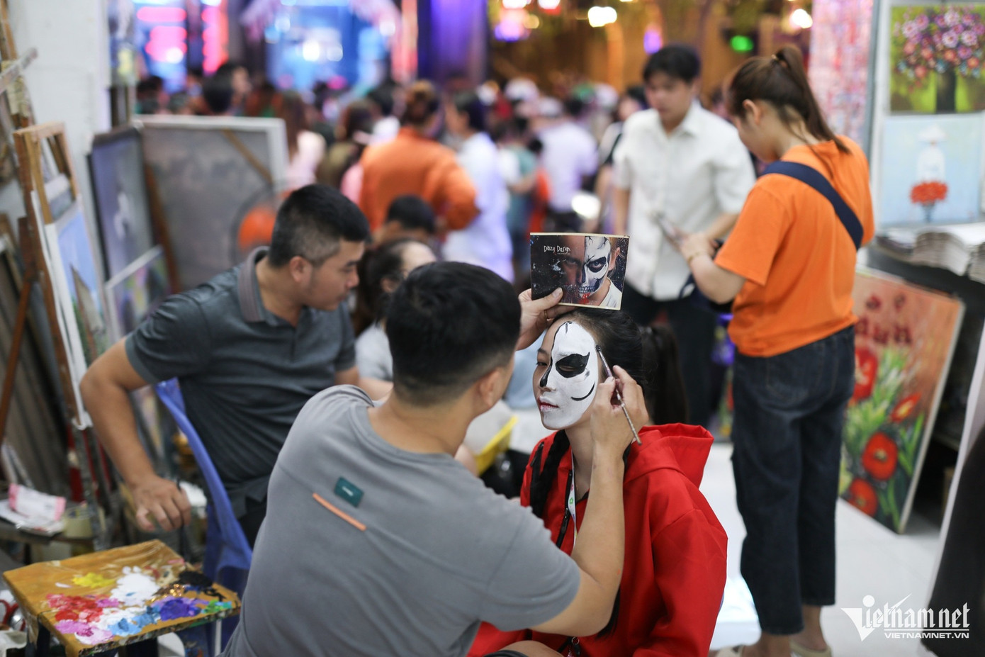 Trên phố xuất hiện nhiều dịch vụ hóa trang, giá trang điểm mỗi gương mặt từ 50.000 - 200.000 đồng tùy vào độ phức tạp của hình ảnh Trên phố xuất hiện nhiều dịch vụ hóa trang, giá trang điểm mỗi gương mặt từ 50.000 - 200.000 đồng tùy vào độ phức tạp của hình ảnh