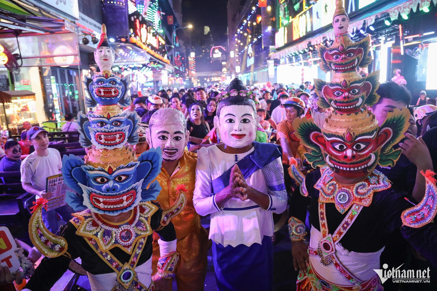 Tại phố Bùi Viện đêm 30/10 còn xuất hiện màn trình diễn Múa chằn với hình tượng nhân vật trong văn hóa Khmer khiến nhiều người chú ý Tại phố Bùi Viện đêm 30/10 còn xuất hiện màn trình diễn Múa chằn với hình tượng nhân vật trong văn hóa Khmer khiến nhiều người chú ý