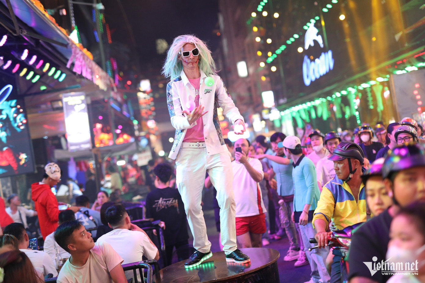 Du khách hòa mình vào không khí náo nhiệt, sôi động Du khách hòa mình vào không khí náo nhiệt, sôi động