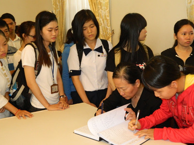 Em Trần Thị Băng Thanh, học sinh trường THPT Trần Đại Nghĩa chờ ghi sổ tang. Em Trần Thị Băng Thanh, học sinh trường THPT Trần Đại Nghĩa chờ ghi sổ tang