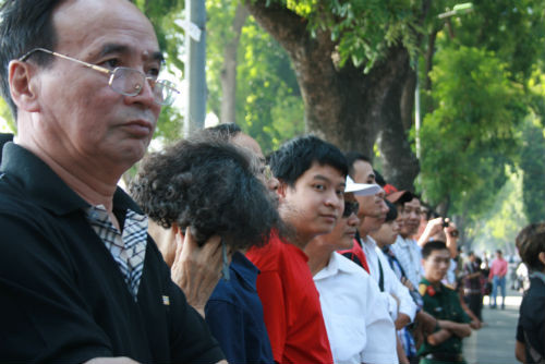 Nhiều người chỉ đứng bên kia đường bày tỏ lòng thành kính trước sự ra đi của Đại tướng