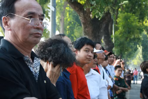 Nhiều người chỉ đứng bên kia đường bày tỏ lòng thành kính trước sự ra đi của Đại tướng