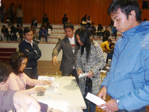Thí sinh đăng ký dự thi kiểm tra tiếng Hàn tại Hà Nội. Ảnh: Phong Cầm