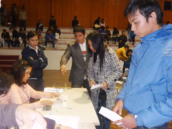Thí sinh đăng ký dự thi kiểm tra tiếng Hàn tại Hà Nội. Ảnh: Phong Cầm