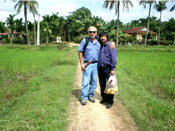 Ronald Haeberle và Trần Văn Đức trên “con đường thảm sát”