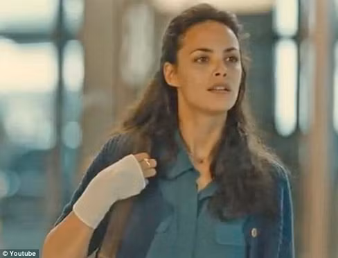 Giải nữ diễn viên xuất sắc nhất thuộc về diễn viên người Pháp gốc Argentina Bérénice Bejo trong phim 