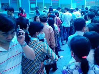 Bệnh nhân xếp hàng mua phiếu khám bệnh tại BV K