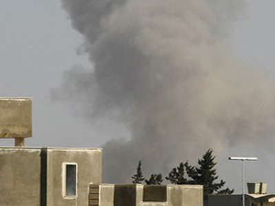 Khói bốc lên ở thủ đô Tripoli sau đợt không kích của NATO	Ảnh: Reuters