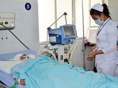 Bà Hoài đang được cấp cứu trong tình trạng rất nguy kịch. Bà Hoài đang được cấp cứu trong tình trạng rất nguy kịch