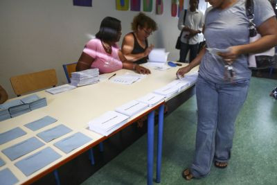 Một công dân Pháp đang tham gia bỏ phiếu