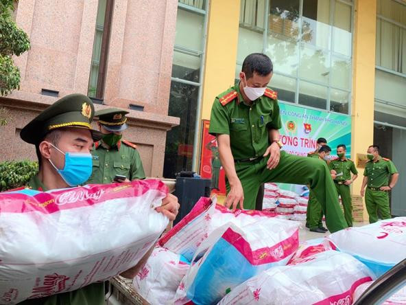 4.000 kg gạo, 800 kg lạc và các nhu yếu phẩm khác đến gần 1.000 người lao động ngoại tỉnh bị mắc kẹt tại Hà Nội có hoàn cảnh khó khăn do dịch bệnh COVID-19 trên địa bàn Thủ đô 4.000 kg gạo, 800 kg lạc và các nhu yếu phẩm khác đến gần 1.000 người lao động ngoại tỉnh bị mắc kẹt tại Hà Nội có hoàn cảnh khó khăn do dịch bệnh COVID-19 trên địa bàn Thủ đô