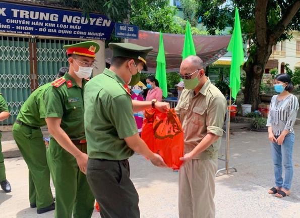 Từng phần quà được trao tặng cho người dân có hoàn cảnh khó khăn do dịch bệnh COVID-19 trên địa bàn Thủ đô Từng phần quà được trao tặng cho người dân có hoàn cảnh khó khăn do dịch bệnh COVID-19 trên địa bàn Thủ đô