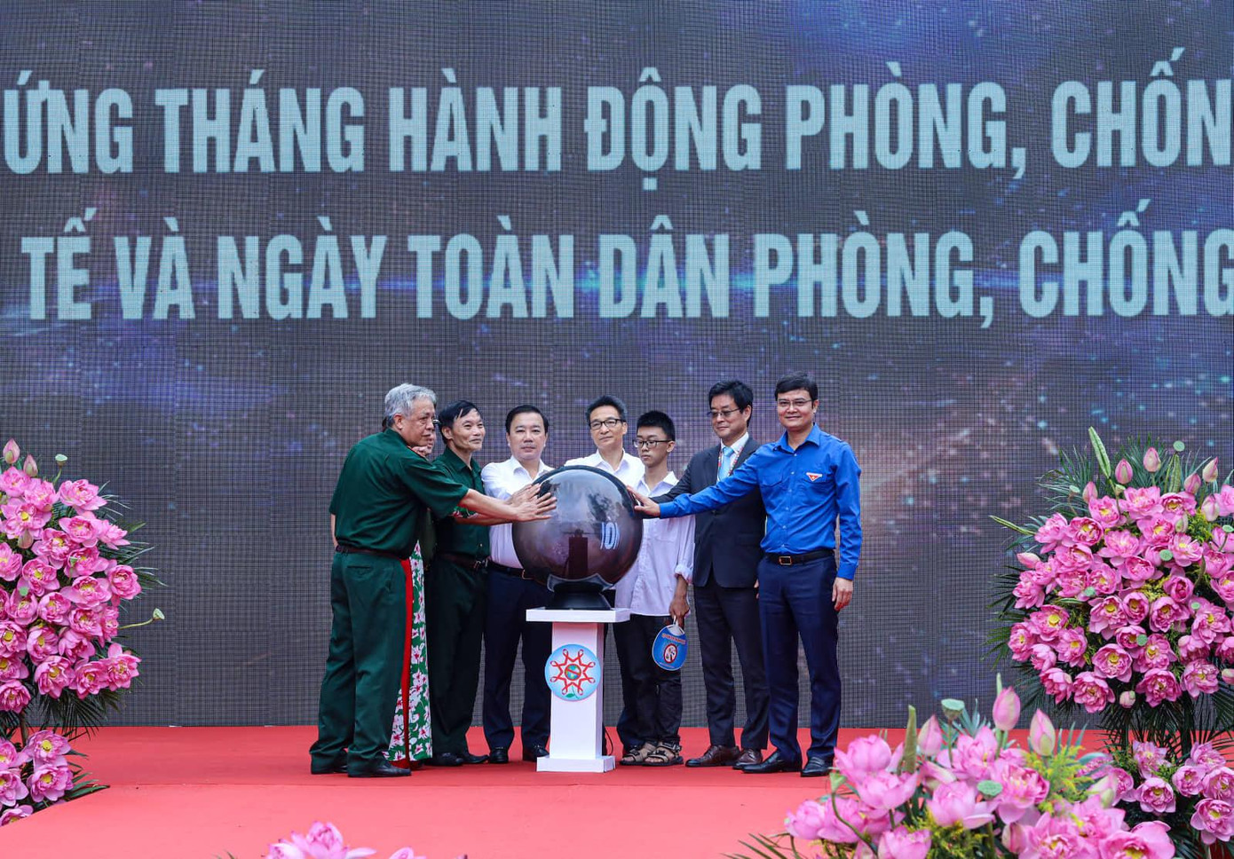 Phó Thủ tướng Vũ Đức Đam cùng các đại biểu thực hiện nghi thức cam kết chung tay phòng, chống ma túy tại lễ mít tinh.