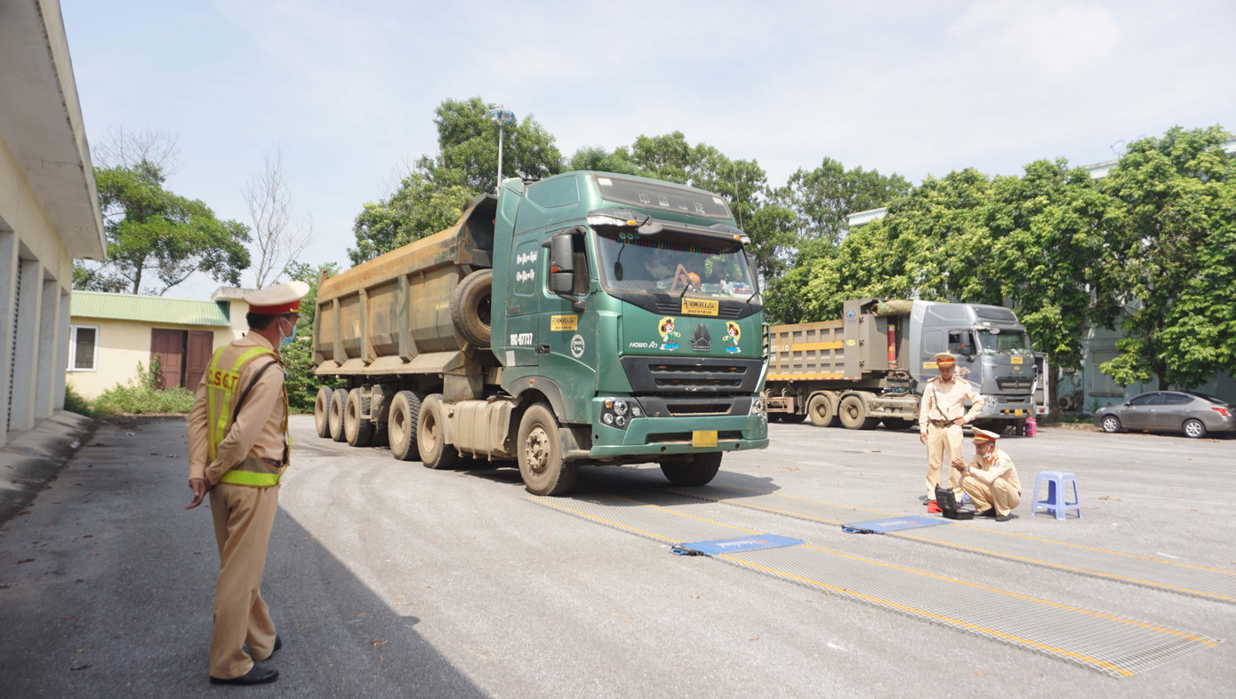 Xe tải quá tải trọng 10% và cơi nới hơn 0,5m. Xe tải quá tải trọng 10% và cơi nới hơn 0,5m.