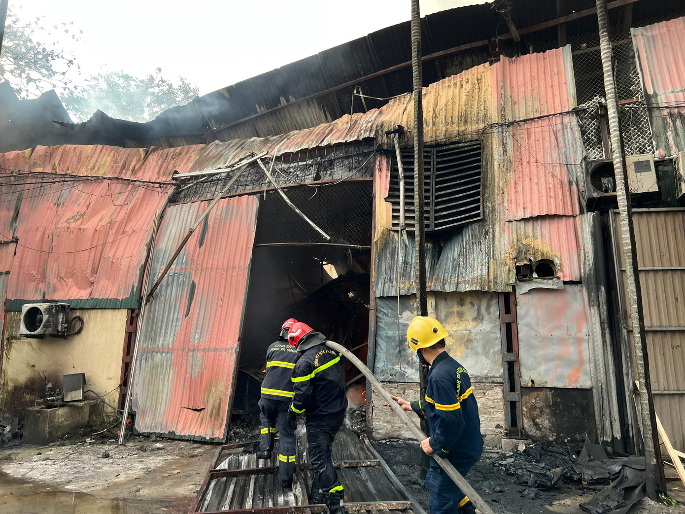 Lực lượng chức năng chữa cháy.