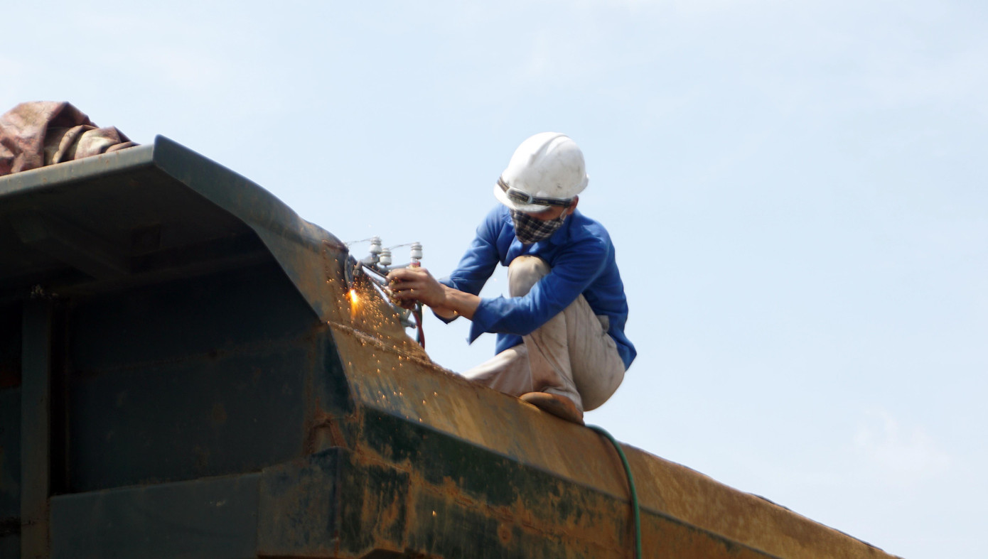 Phần cơi nới thùng xe bị cắt bỏ. Phần cơi nới thùng xe bị cắt bỏ.