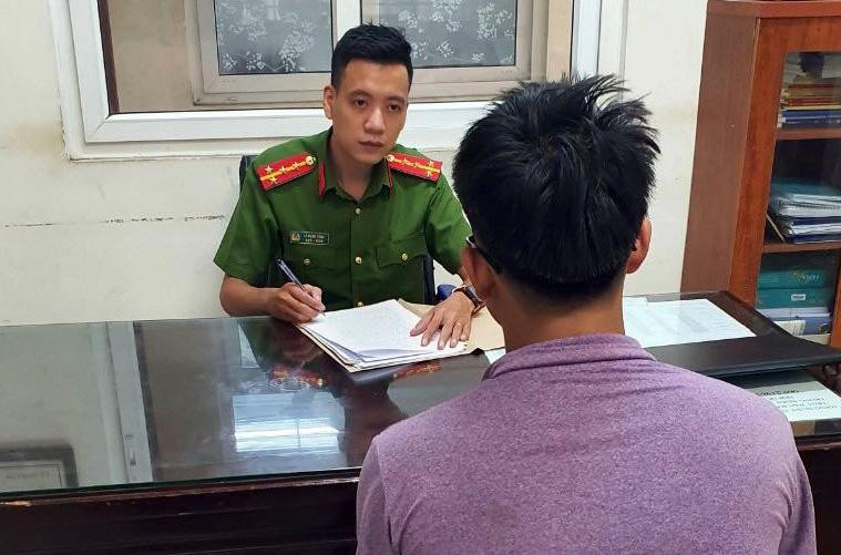 Công an làm việc với nam thanh niên. Ảnh: Linh Nhi