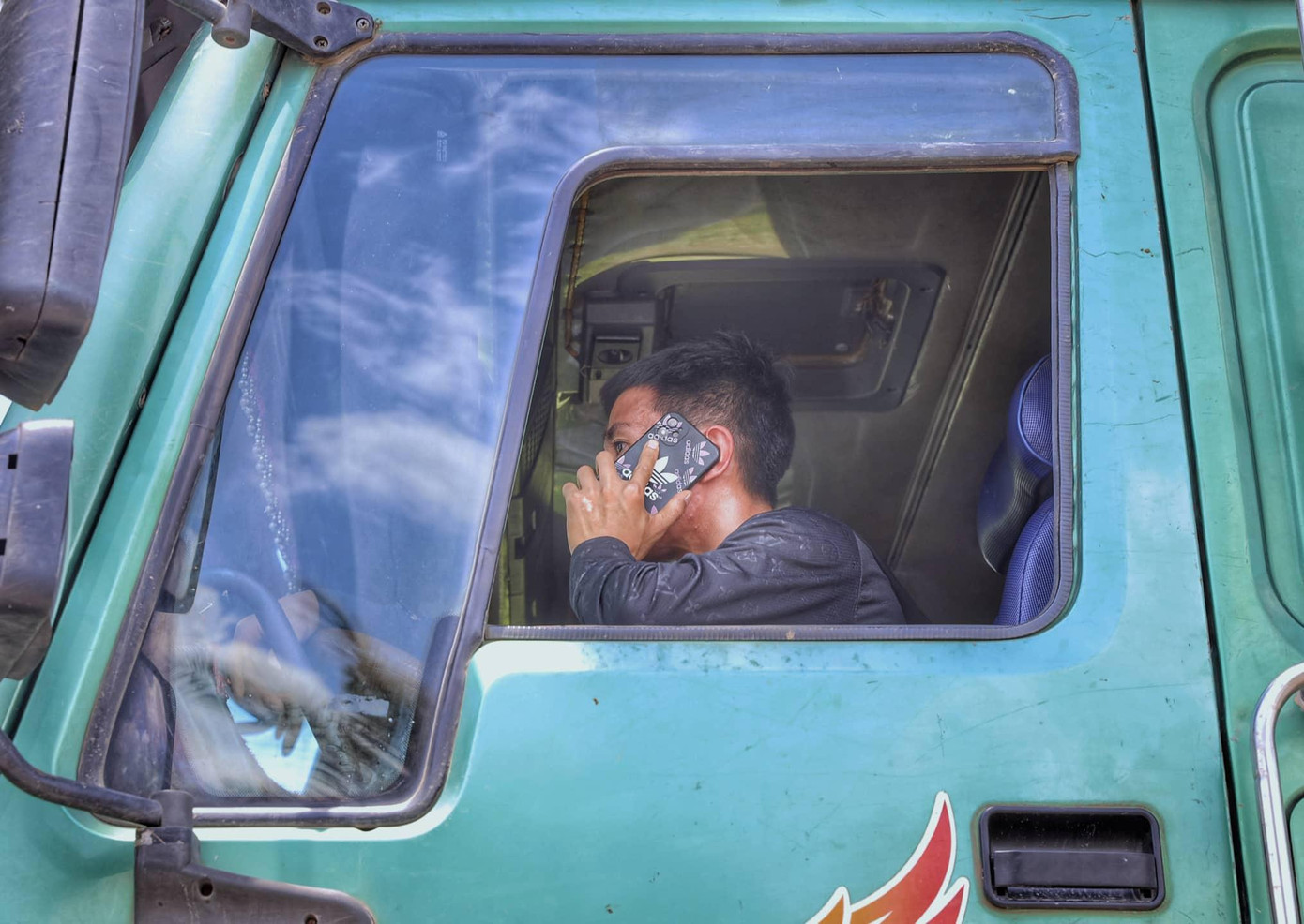 Nhiều tài xế liên tục gọi điện thoại. Nhiều tài xế liên tục gọi điện thoại.