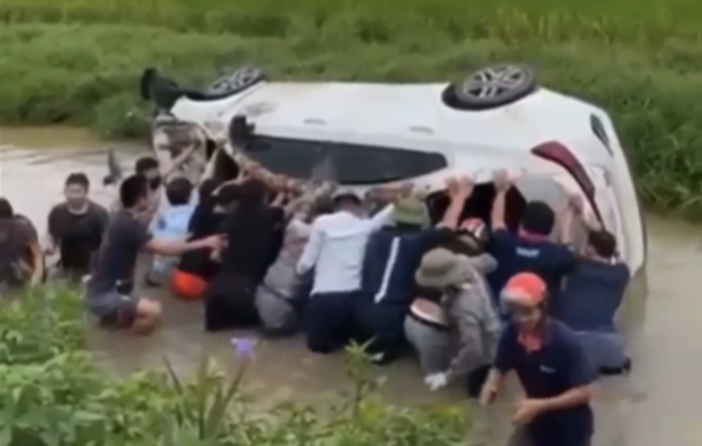 Hình ảnh cắt từ clip chia sẻ trên mạng. Hình ảnh cắt từ clip chia sẻ trên mạng.