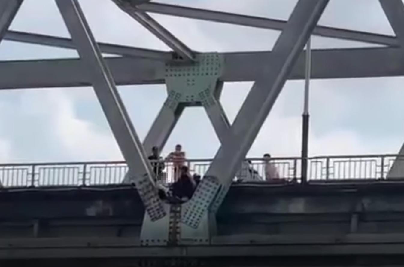 Lực lượng chức năng có mặt khuyên ngăn chị D.