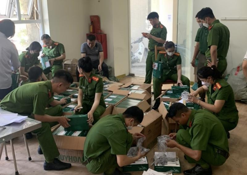 Lực lượng chức năng thu giữ số lượng lớn khóa cửa không rõ nguồn gốc.