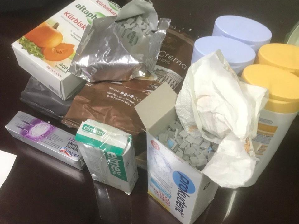 Các đối tượng lợi dụng đường hàng không, bưu điện vận chuyển ma túy. Các đối tượng lợi dụng đường hàng không, bưu điện vận chuyển ma túy.