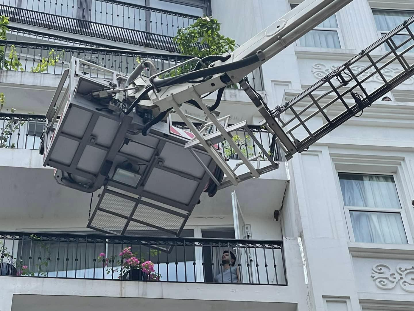 Lực lượng chữa cháy dùng xe thang đưa khách xuống dưới. Lực lượng chữa cháy dùng xe thang đưa khách xuống dưới.