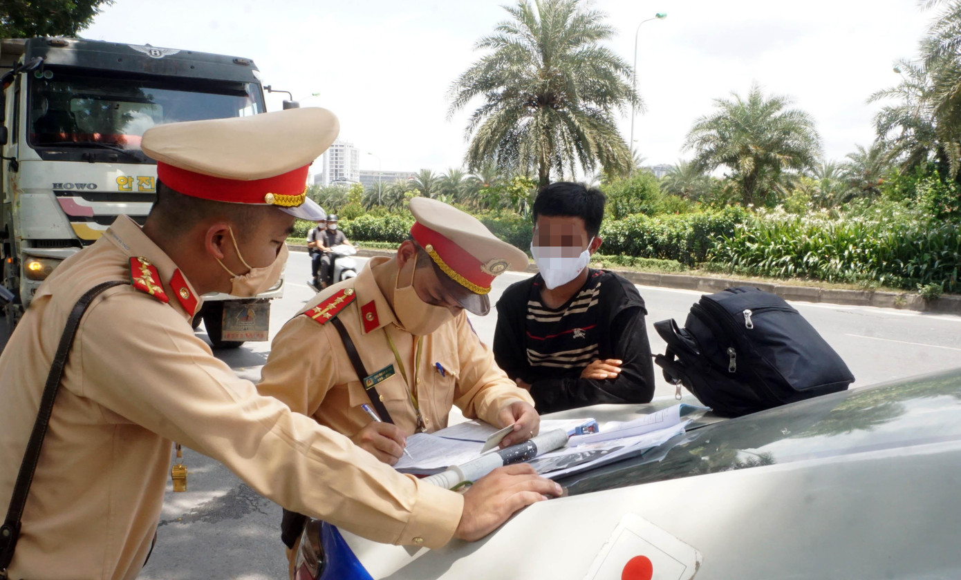 Tổ công tác lập biên bản xử lý vi phạm. Tổ công tác lập biên bản xử lý vi phạm.