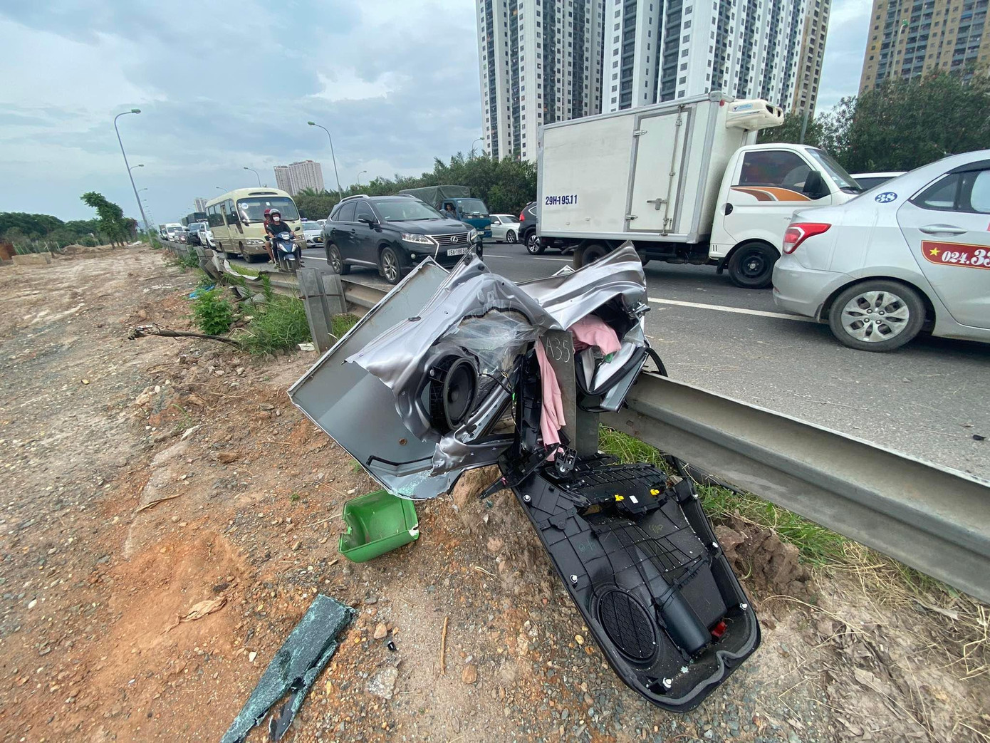 Sau cú va chạm, xe Fortuner bay qua dải phân cách. Ảnh: V.T Sau cú va chạm, xe Fortuner bay qua dải phân cách. Ảnh: V.T