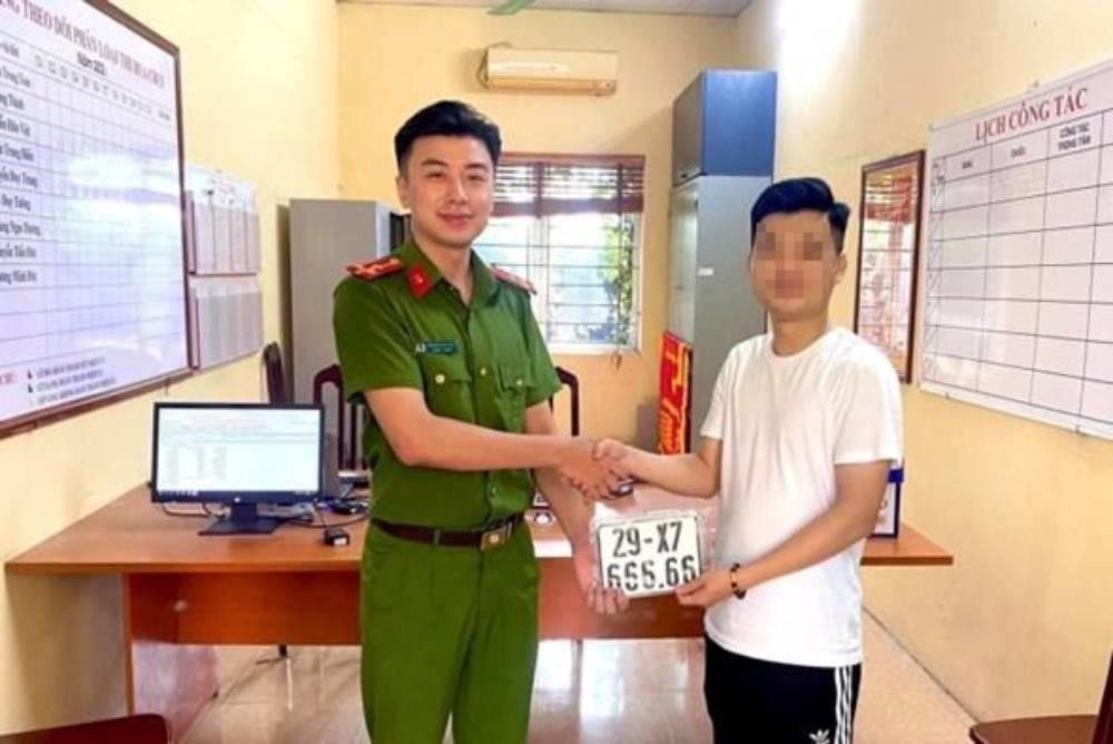 Người đàn ông may mắn bấm được biển số đẹp. Người đàn ông may mắn bấm được biển số đẹp.