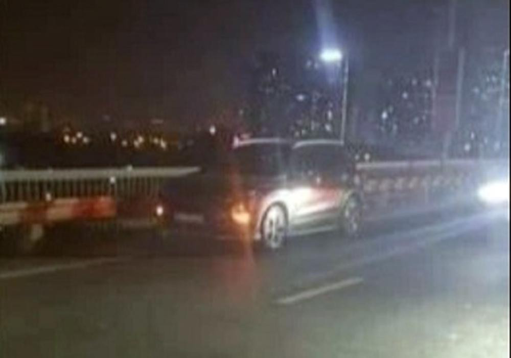 Xe Santafe ông H. lái bị bỏ lại trên cầu Thăng Long.