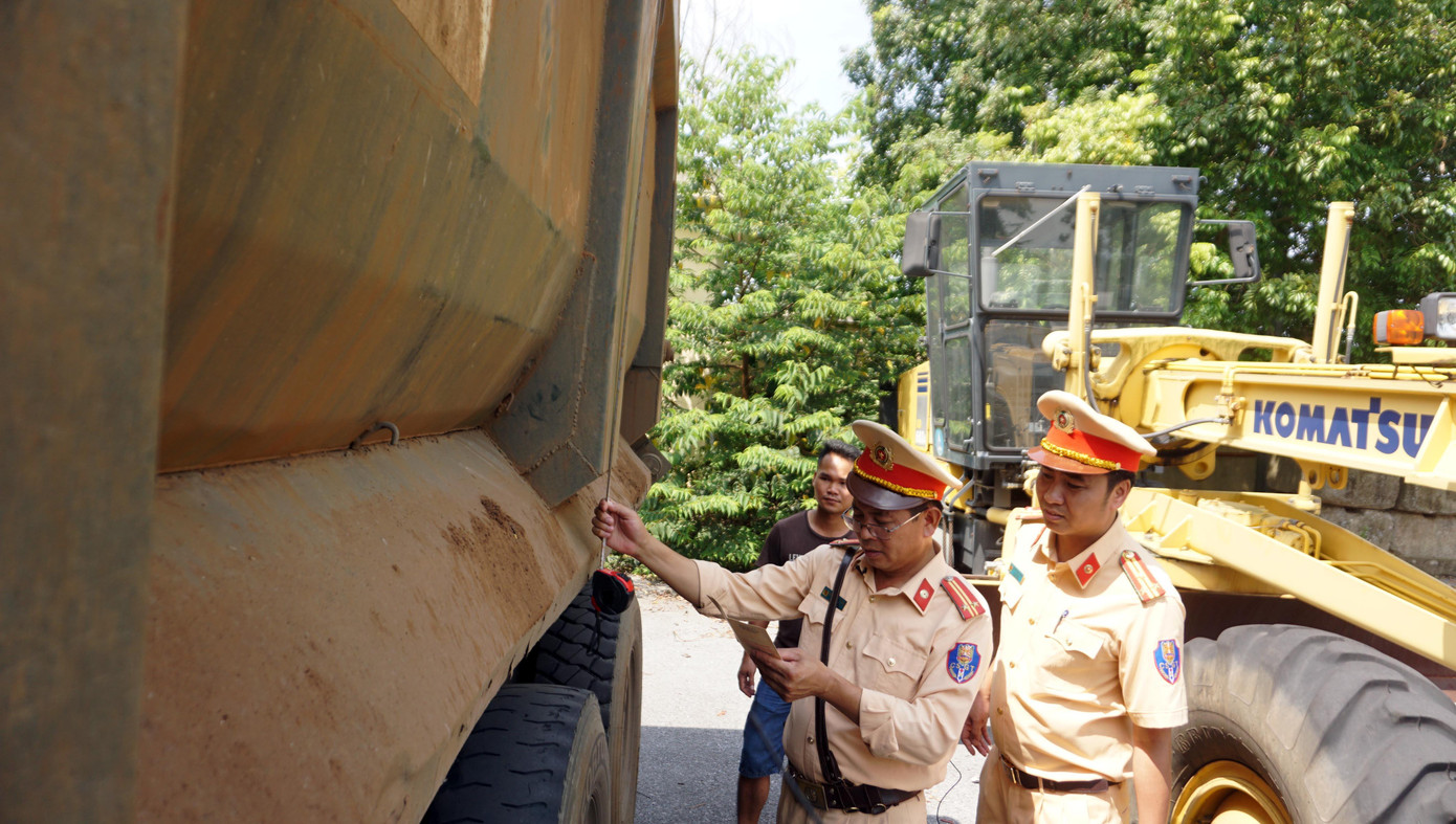 Lực lượng CSGT tiến hành đo chiều cao thùng xe. Lực lượng CSGT tiến hành đo chiều cao thùng xe.