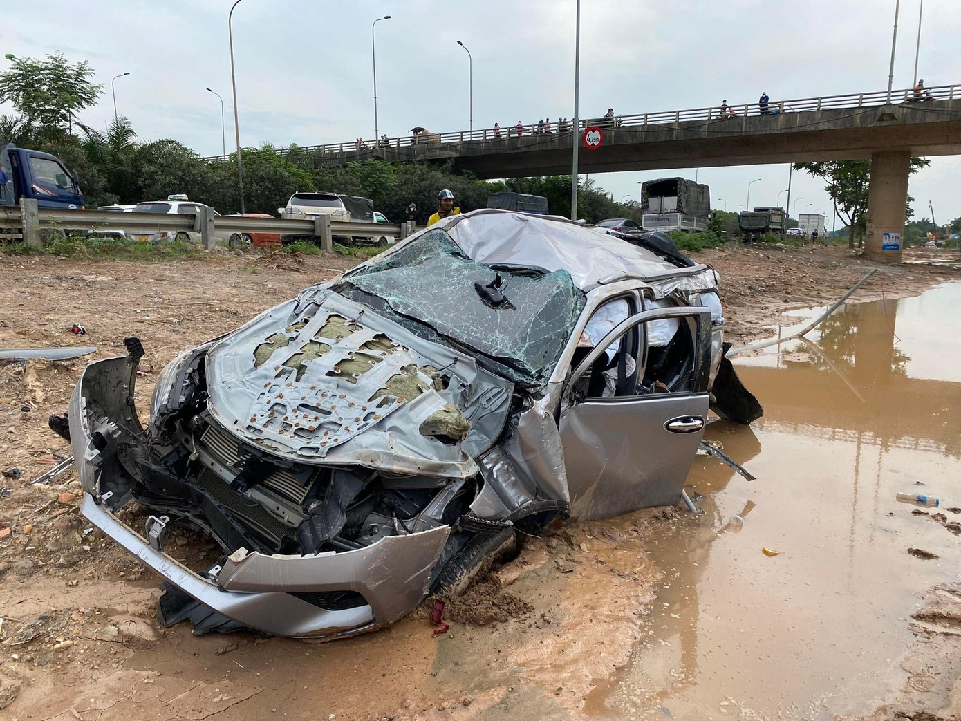 Vụ tai nạn kể trên xảy ra vào khoảng 15h ngày hôm nay, 5/6, tại khu vực cầu vượt An Khánh - Đại lộ Thăng Long (Hoài Đức, Hà Nội). Ảnh: V.T Vụ tai nạn kể trên xảy ra vào khoảng 15h ngày hôm nay, 5/6, tại khu vực cầu vượt An Khánh - Đại lộ Thăng Long (Hoài Đức, Hà Nội). Ảnh: V.T