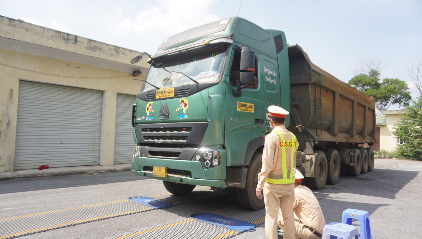 Hầu hết các xe cơi nới đều chở quá tải. Hầu hết các xe cơi nới đều chở quá tải.