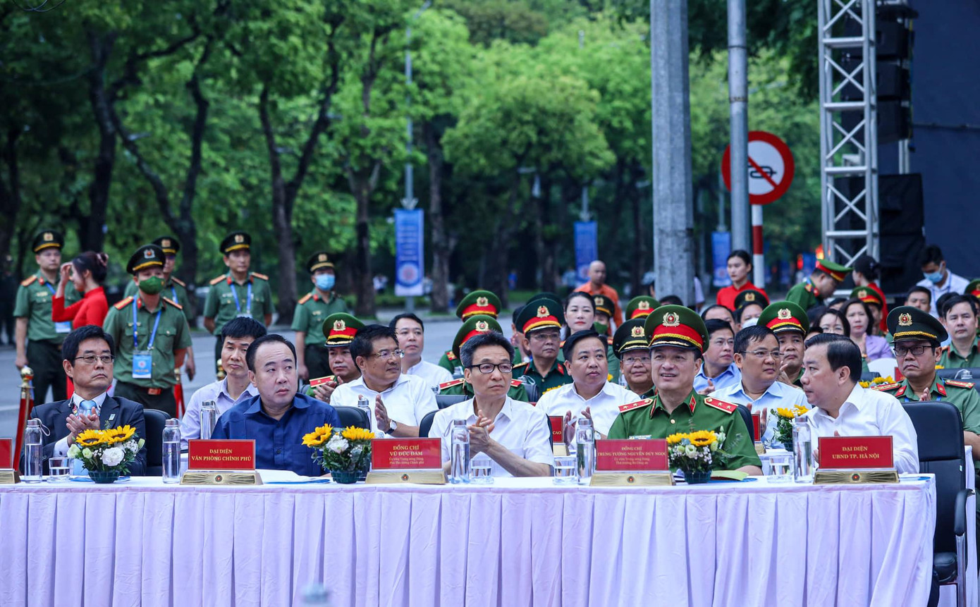 Phó Thủ tướng Vũ Đức Đam cùng các đại biểu tham dự buổi lễ.