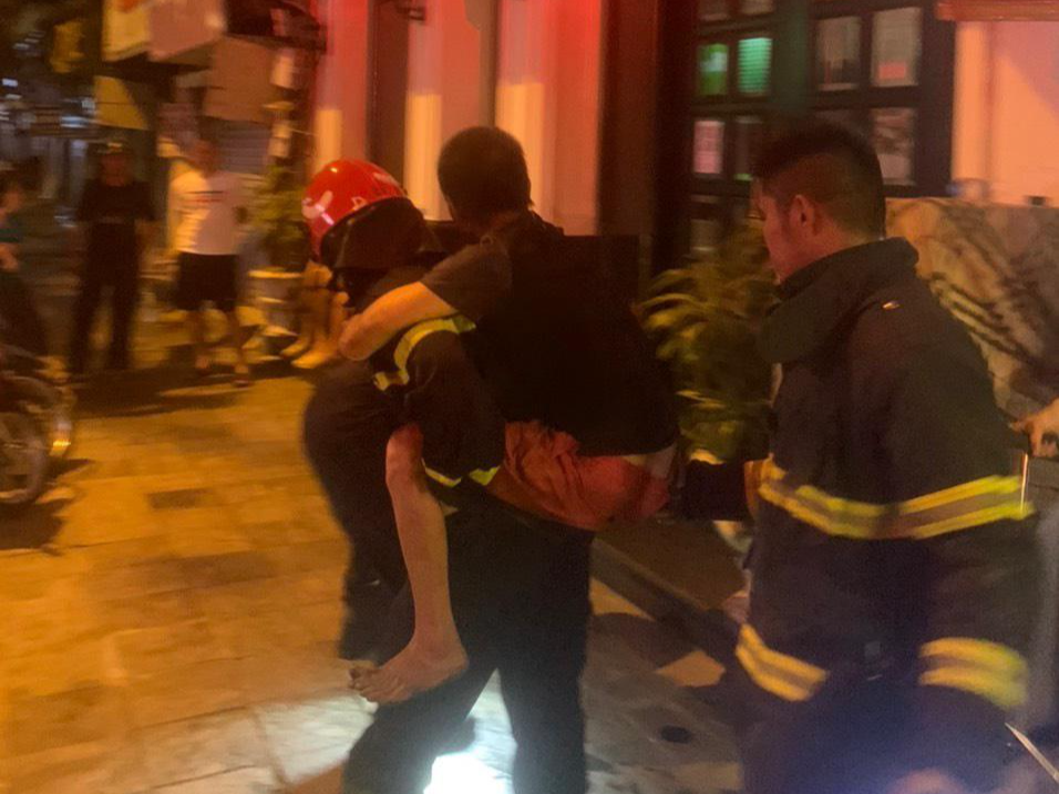 Nạn nhân được lực lượng cứu hộ đưa ra ngoài. Nạn nhân được lực lượng cứu hộ đưa ra ngoài.