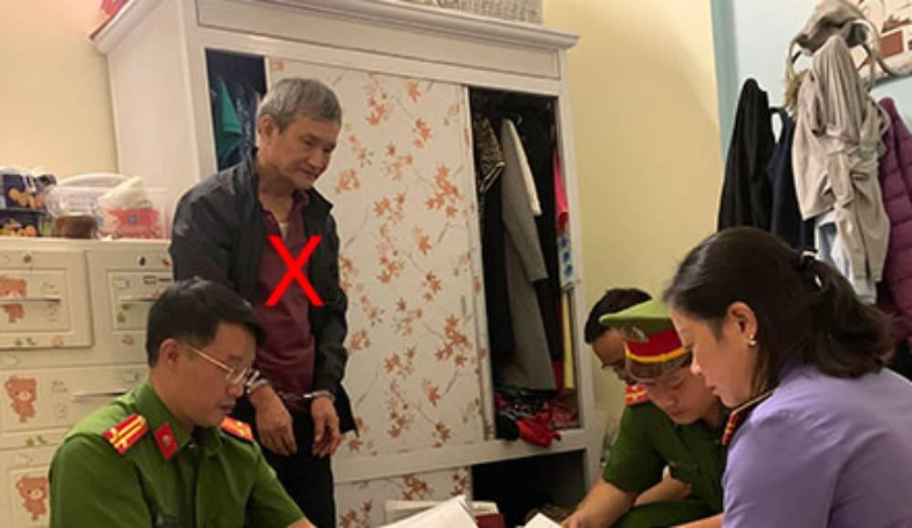 Ông Bùi Mạnh Hùng (đứng). Ảnh Công an Sơn La. Ông Bùi Mạnh Hùng (đứng). Ảnh Công an Sơn La.