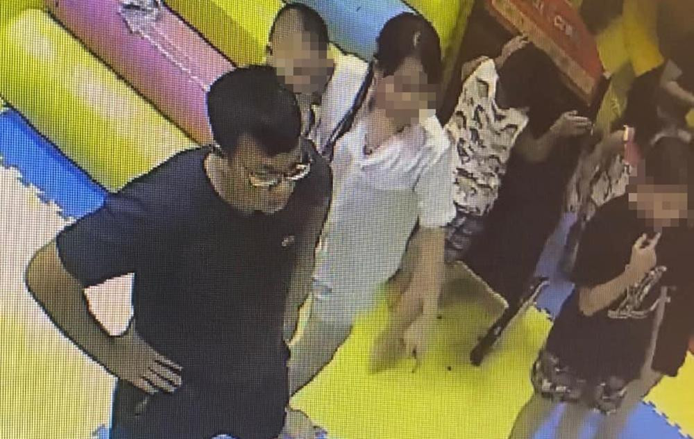 Người đàn ông bị tố đánh cháu bé tại khu vui chơi. Người đàn ông bị tố đánh cháu bé tại khu vui chơi.