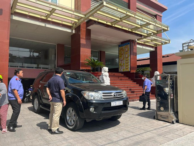 Lực lượng chức năng khám xét phòng làm việc của bà Hạnh. Lực lượng chức năng khám xét phòng làm việc của bà Hạnh.