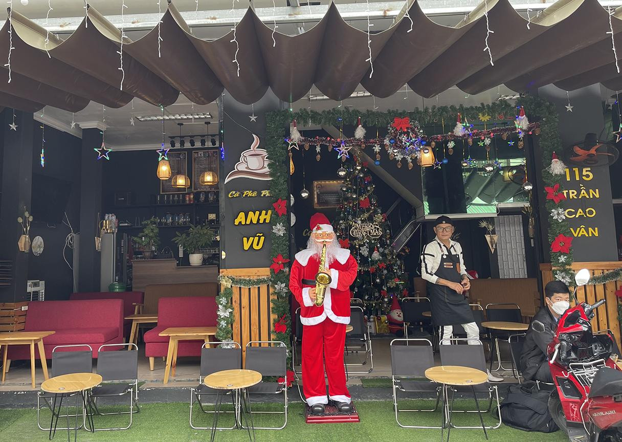 Các hàng quán trang trí đón Noel - ảnh HT