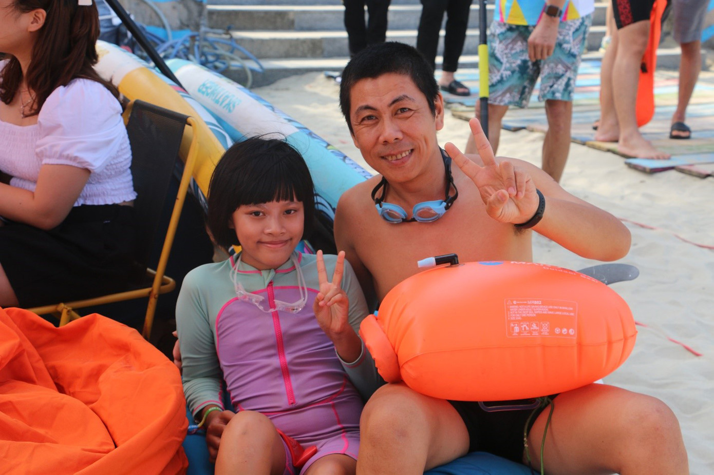 Hai vận động viên tham gia thi bơi, sự chênh lệch tuổi tác không quan trọng. (Ảnh: Ny-Nhi)