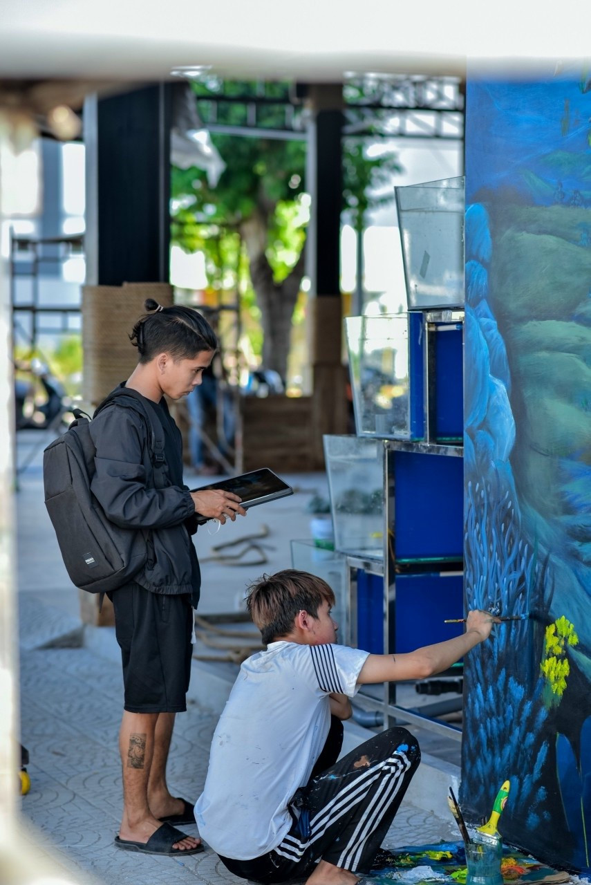 Tý Quậy cũng thường dạy miễn phí những bạn trẻ có niềm đam mê hội họa để phát huy năng lực bản thân. Ảnh: NVCC.